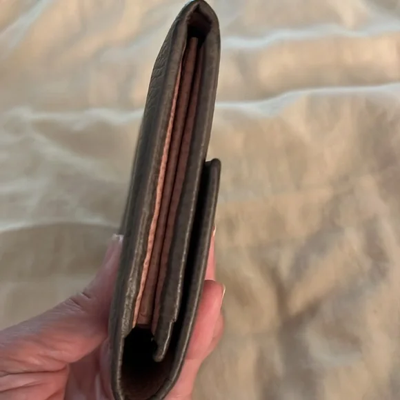 GUCCI.  CLASSIC.  Fits a Apple iPhone perfectly!!!  Euc. - Picture 9 of 14